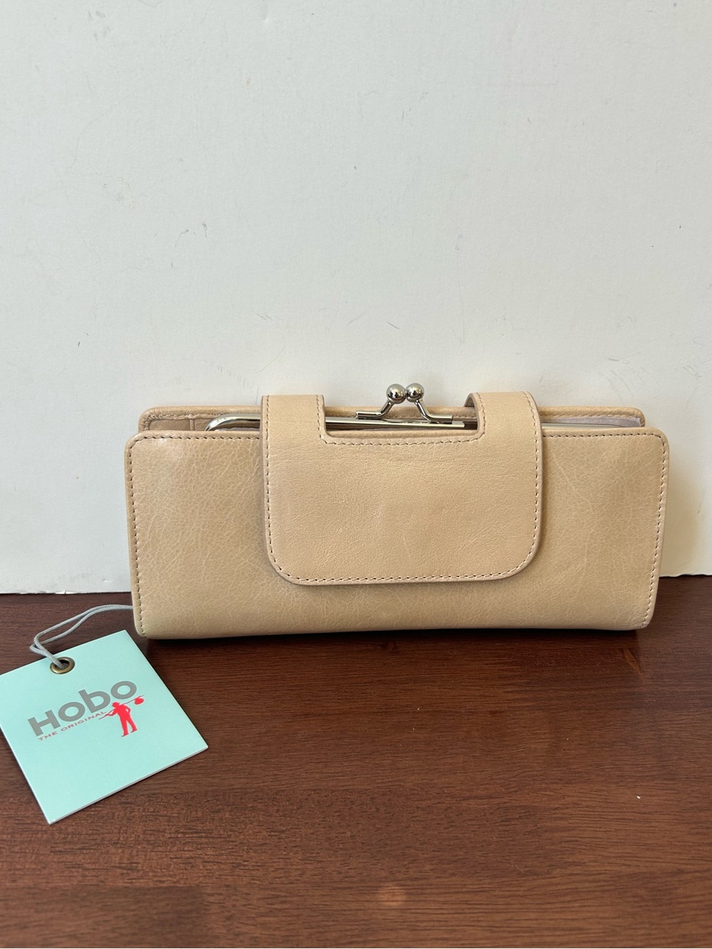 HOBO Nancy Wallet NWT Fawn Leather Magnetic closure Kiss Lock coin slot Tan